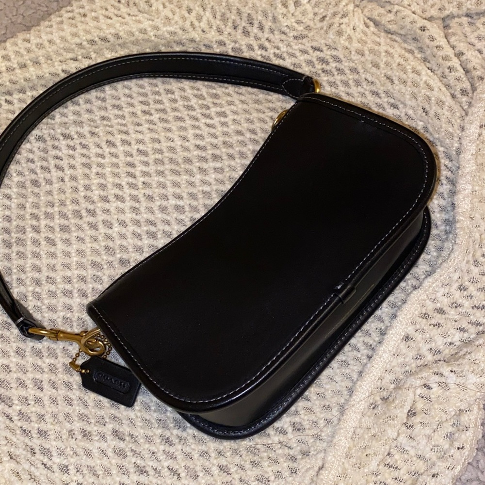 COACH Black Swinger Shoulder Bag 🖤